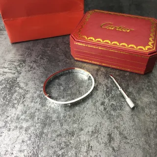 Cartier Love चाँदी लाल स्क्रू-मोटिफ बंदी पॉलिश्ड धातु का कंगन