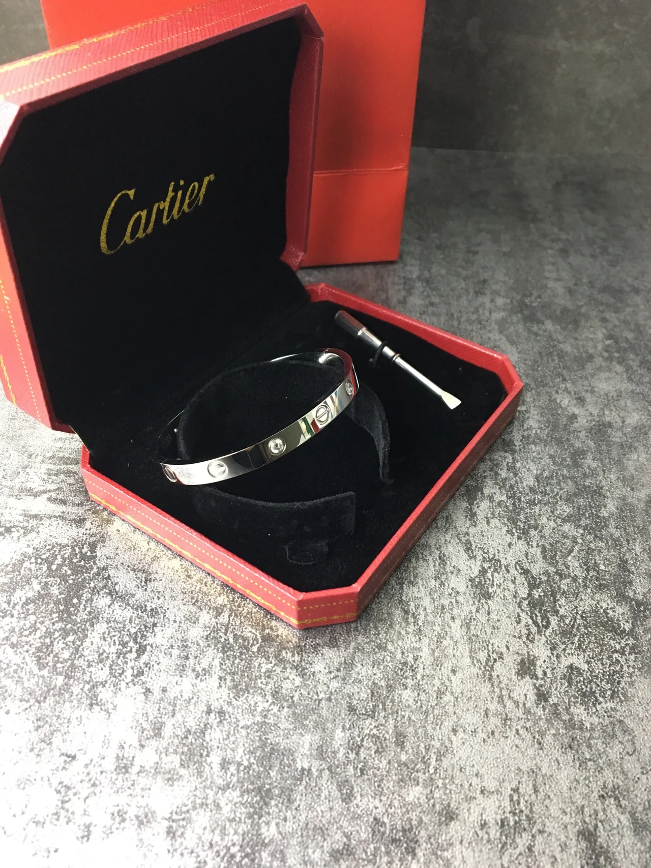 Cartier Love Bracelet en métal poli avec fermeture motif vis argent rouge 2