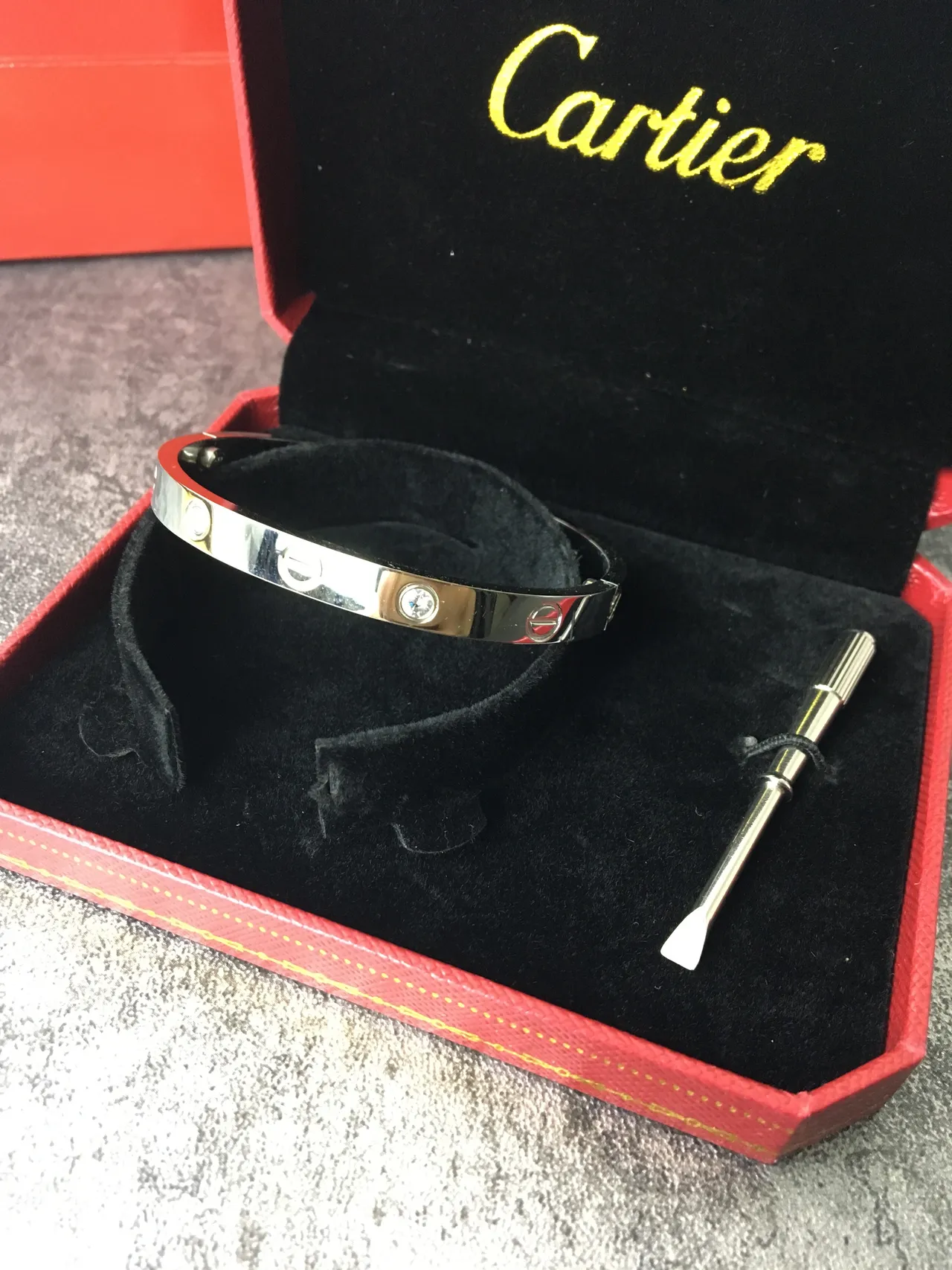 Cartier Love Bracelet en métal poli avec fermeture motif vis argent rouge 3