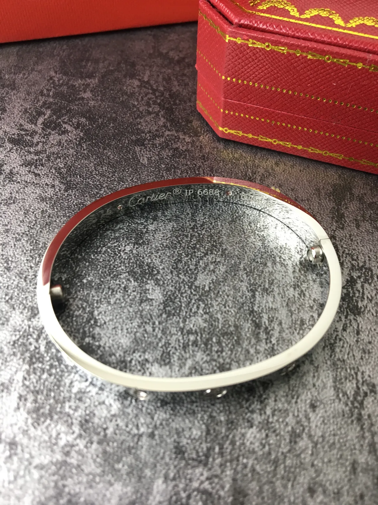 Cartier Love Bracelet en métal poli avec fermeture motif vis argent rouge 8