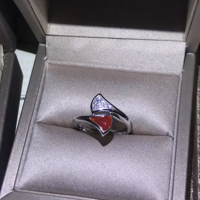 Bague Cartier or rouge asymétrique avec bande ouverte pavé diamants triangulaire 4