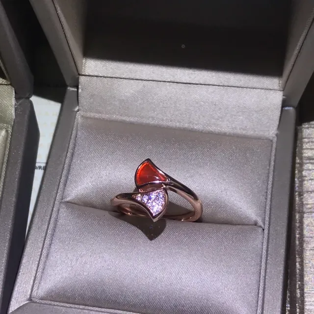 Bague Cartier or rouge asymétrique avec bande ouverte pavé diamants triangulaire 5