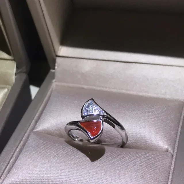 Bague Cartier or rouge asymétrique avec bande ouverte pavé diamants triangulaire 6