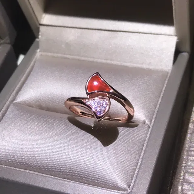 Bague Cartier or rouge asymétrique avec bande ouverte pavé diamants triangulaire 7