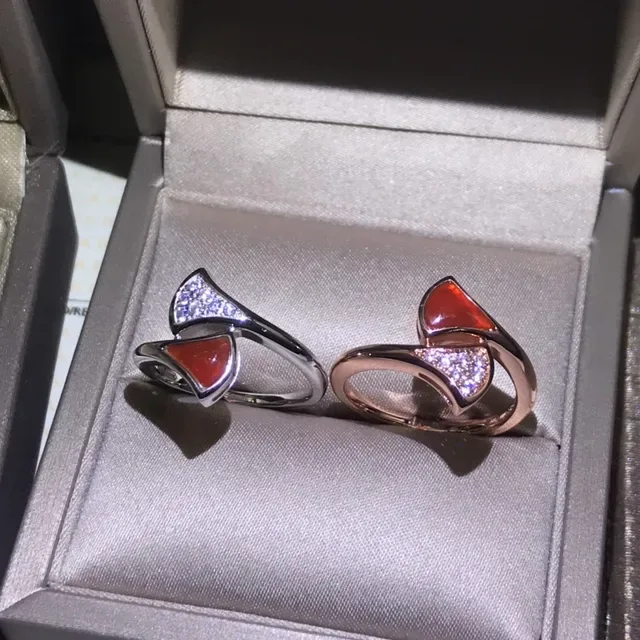Bague Cartier or rouge asymétrique avec bande ouverte pavé diamants triangulaire 8
