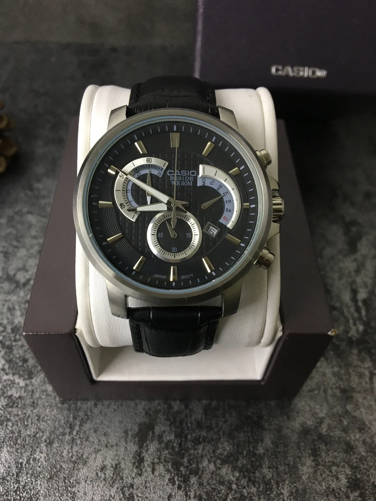 Casio Beside Chronograph القرص الأسود لمسات ذهبية اللون كوارتز ساعة 2