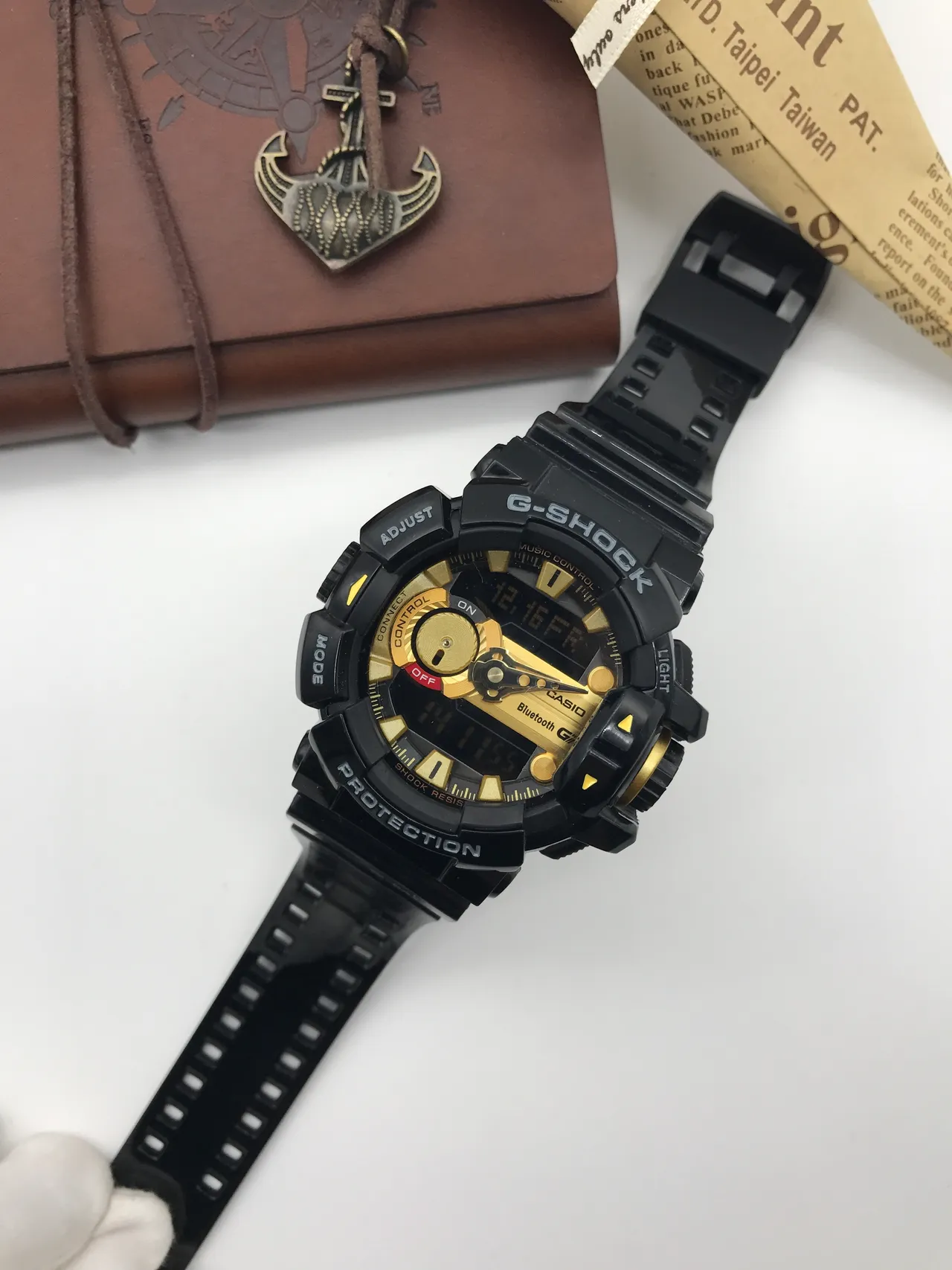 Casio G-Shock GA-100 Montre Sportive Noire et Or 3