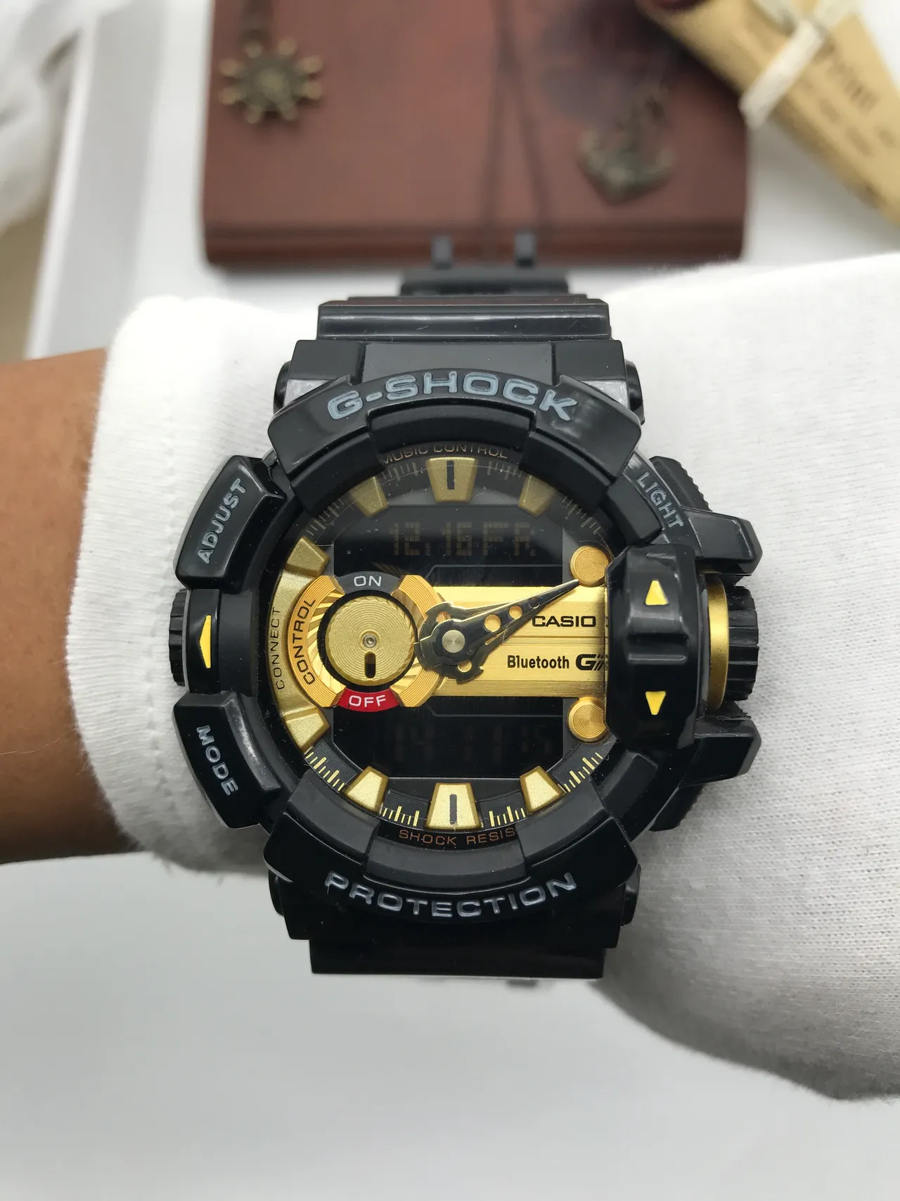Casio G-Shock GA-100 Montre Sportive Noire et Or 6