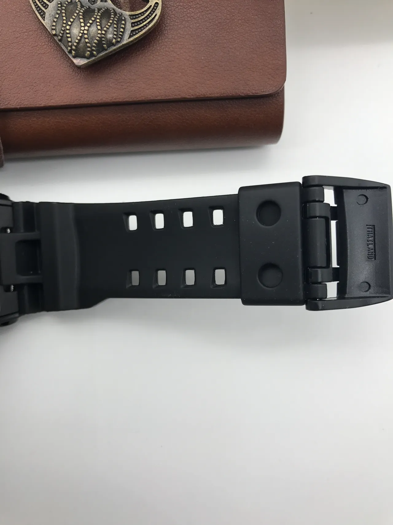 Casio G-Shock GA-100 Montre Sportive Noire et Or 7
