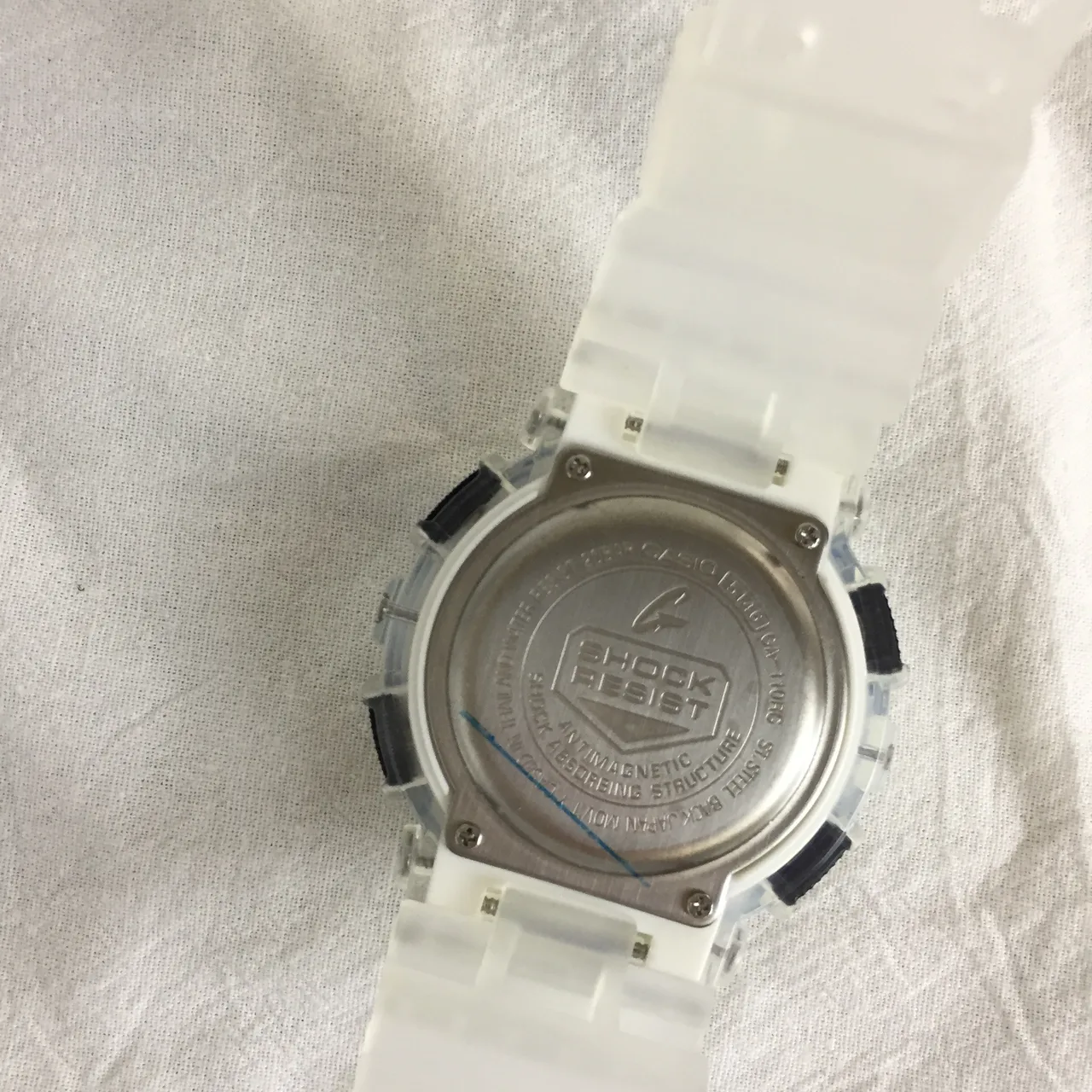 Casio G-Shock GA-110 Montre sport blanche translucide noire dorée 4