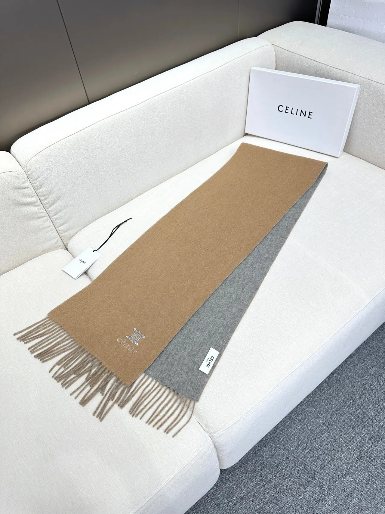 Celine Bordado Triomphe Logo Cachecol Camelo e Cinza Cashmere 7