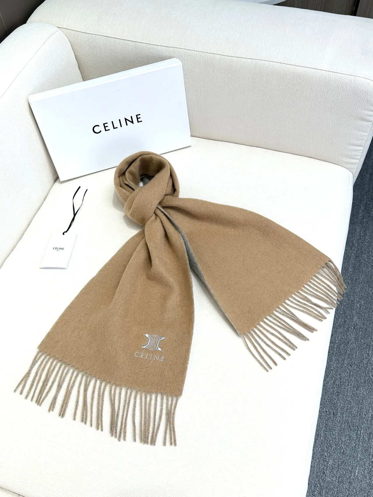 Celine Bordado Triomphe Logo Cachecol Camelo e Cinza Cashmere 8