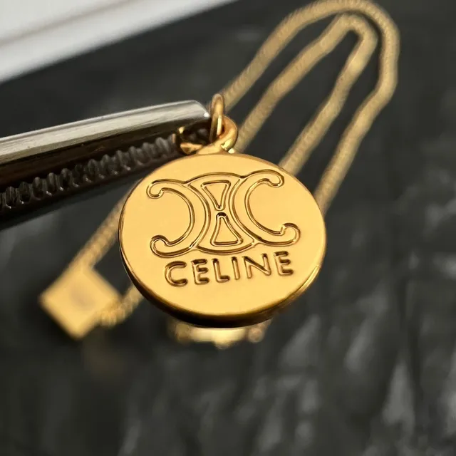 Celine Collier chaîne dorée Curb Chain pendentif carré de marque 2