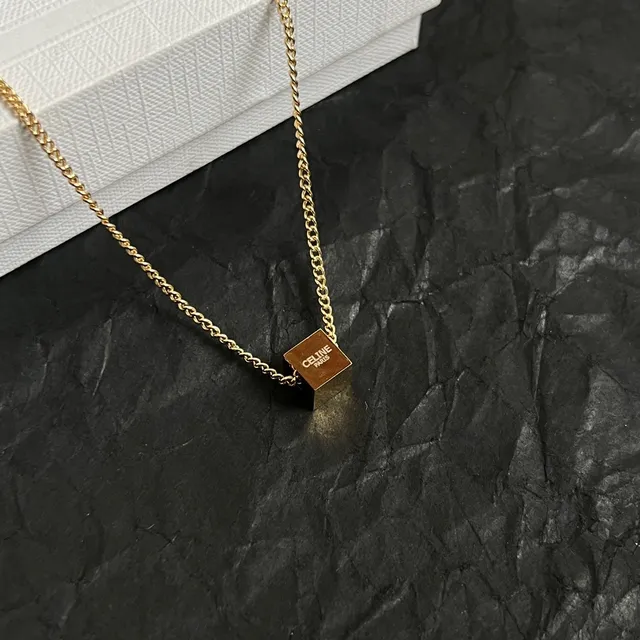 Celine Collier chaîne dorée Curb Chain pendentif carré de marque 3