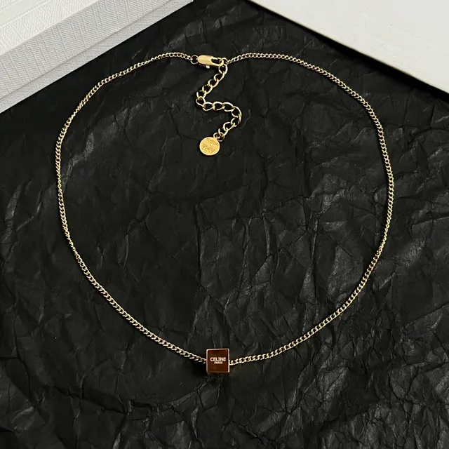 Celine Collier chaîne dorée Curb Chain pendentif carré de marque 5