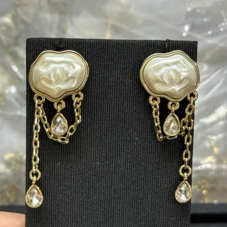 Chanel भूरा गोल्ड CC Logo प्लेक चेन ड्रॉप ईयररिंग्स