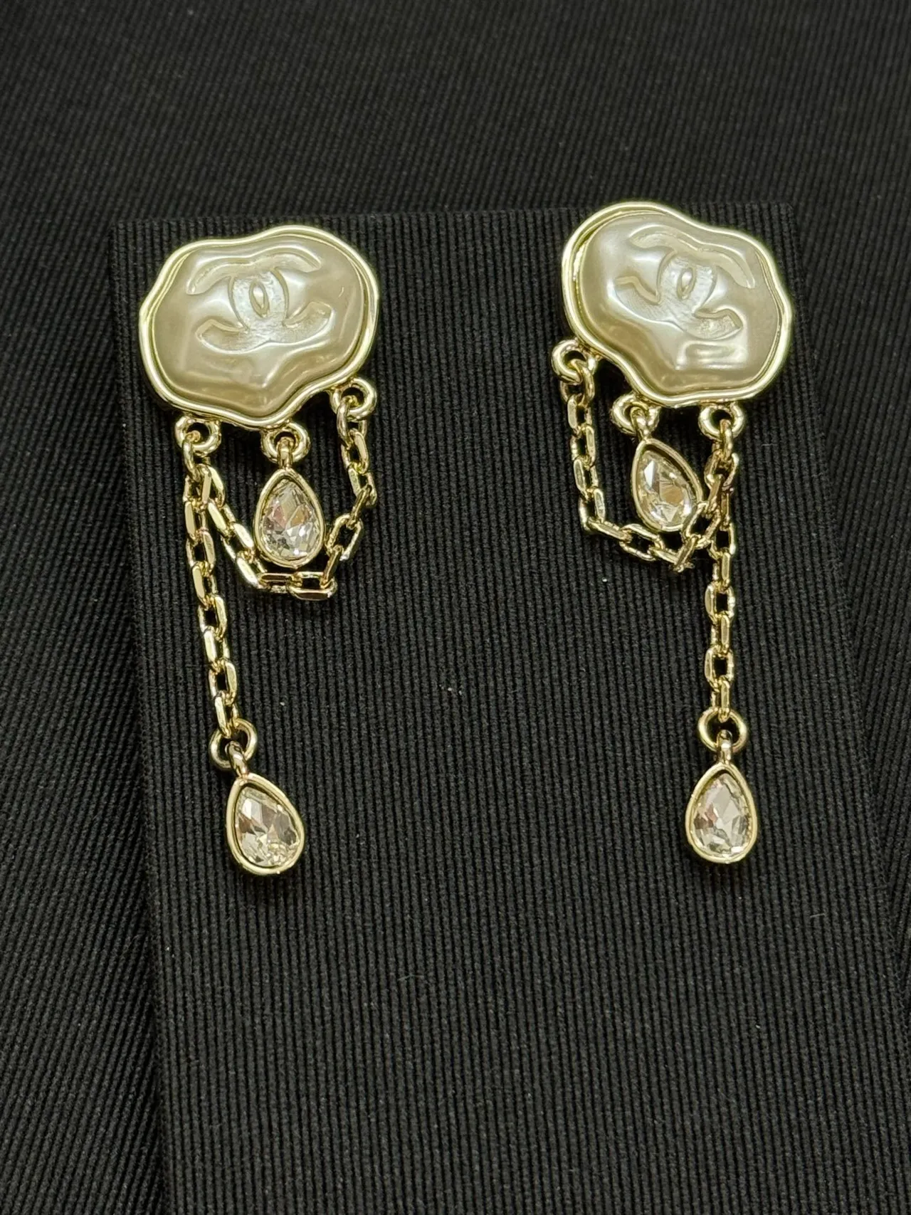 Chanel भूरा गोल्ड CC Logo प्लेक चेन ड्रॉप ईयररिंग्स 2