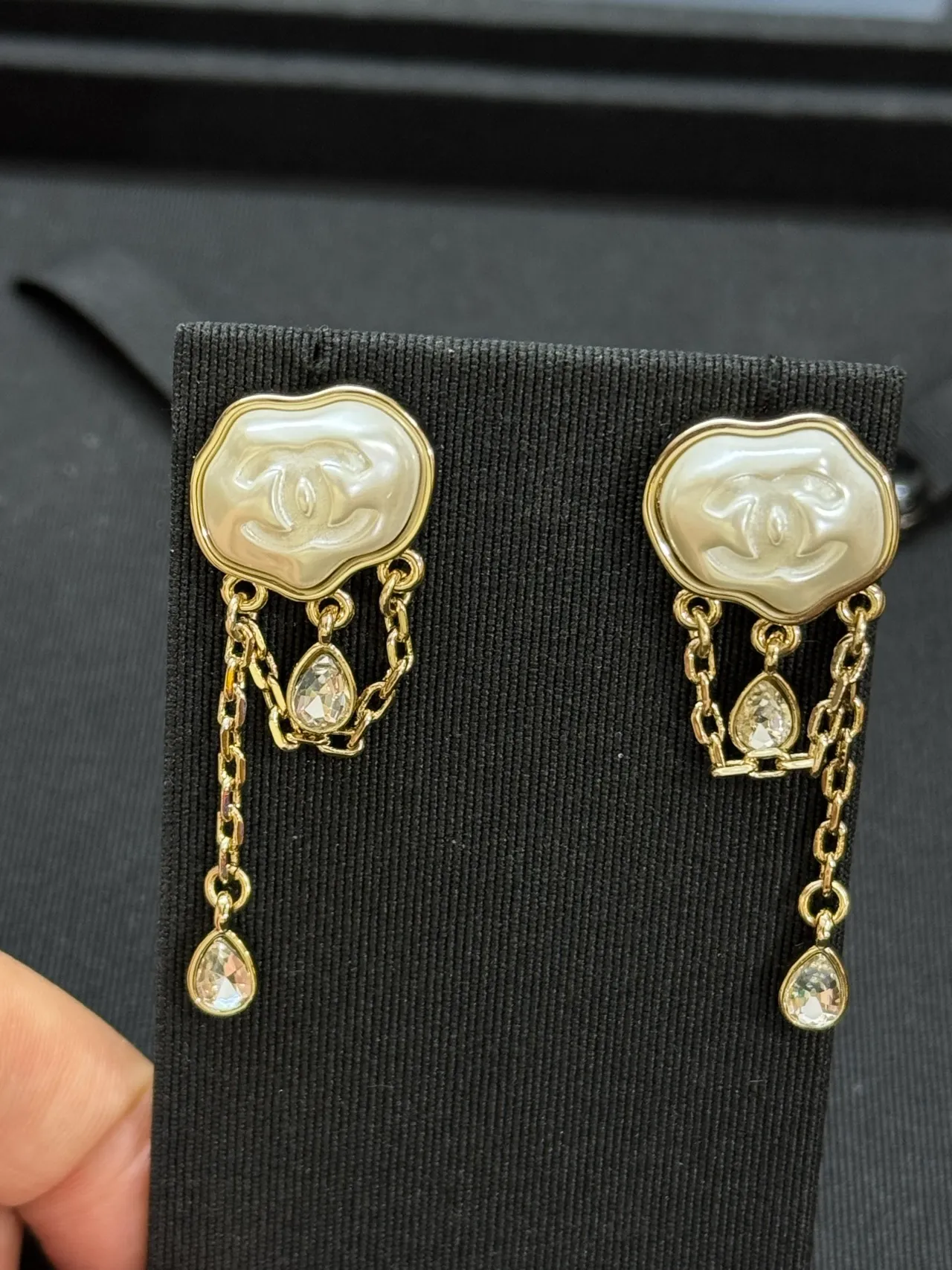 Chanel भूरा गोल्ड CC Logo प्लेक चेन ड्रॉप ईयररिंग्स 4