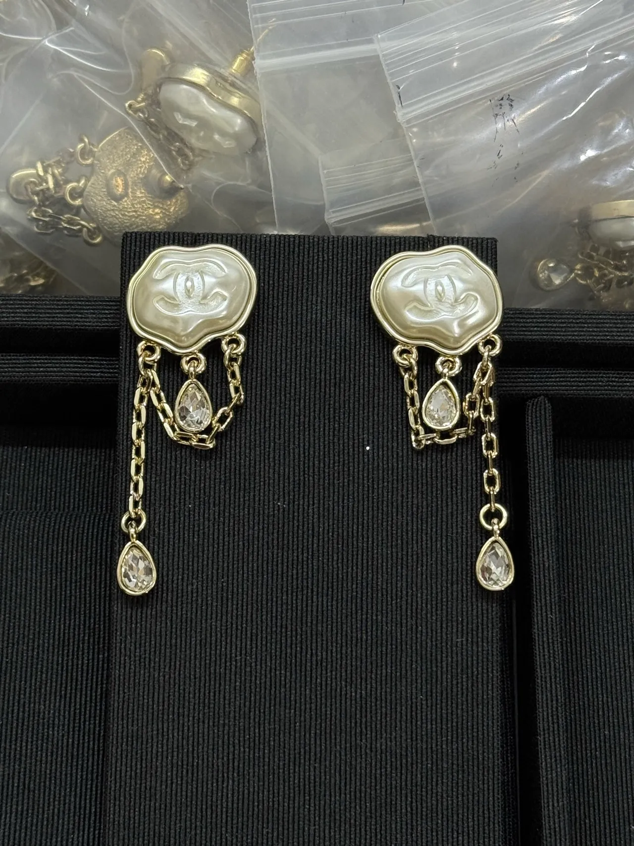 Chanel भूरा गोल्ड CC Logo प्लेक चेन ड्रॉप ईयररिंग्स 5