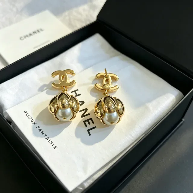Chanel Bijoux Fantaisie Dorée CC Logo Boucles d'oreilles à perles pendantes 3