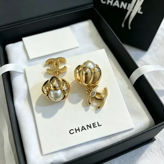 Chanel Bijoux Fantaisie Dorée CC Logo Boucles d'oreilles à perles pendantes 4
