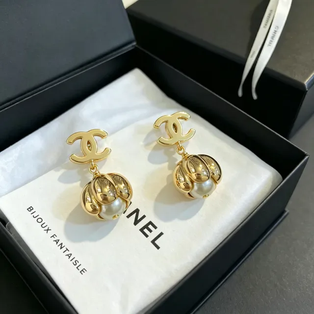 Chanel Bijoux Fantaisie Dorée CC Logo Boucles d'oreilles à perles pendantes 5