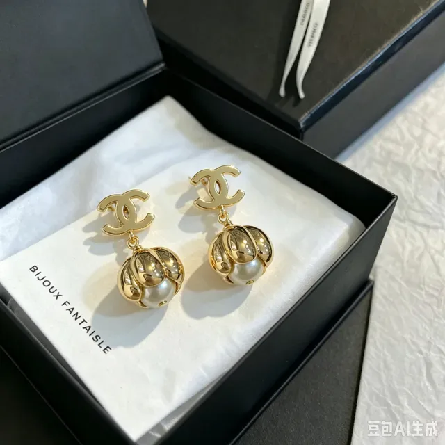 Chanel Bijoux Fantaisie Dorée CC Logo Boucles d'oreilles à perles pendantes 6