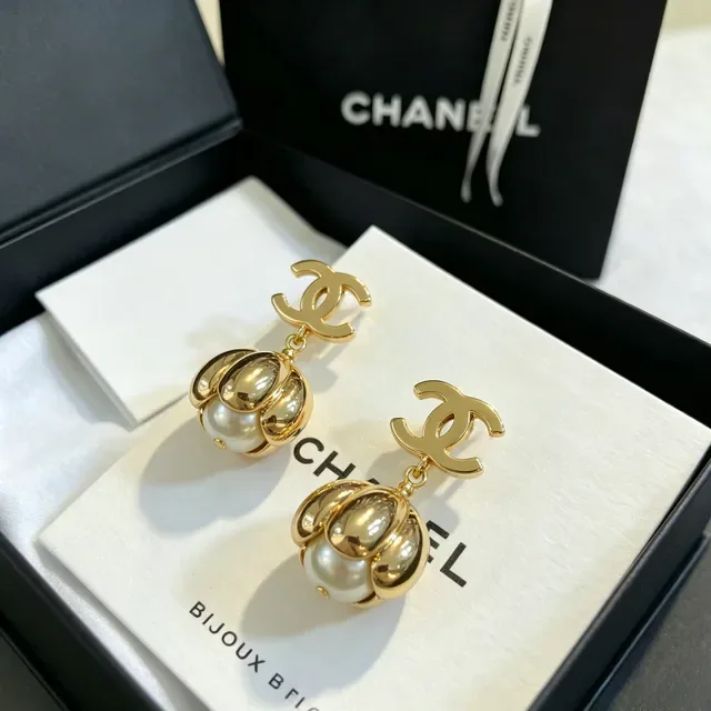 Chanel Bijoux Fantaisie Dorée CC Logo Boucles d'oreilles à perles pendantes 7