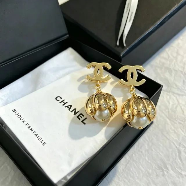 Chanel Bijoux Fantaisie Dorée CC Logo Boucles d'oreilles à perles pendantes 9