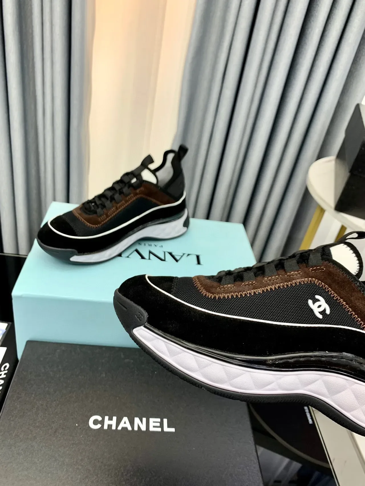 Chanel أحذية رياضية سميكة أسود وبني مبطنة وسطية بيضاء شبكية و سويد 5