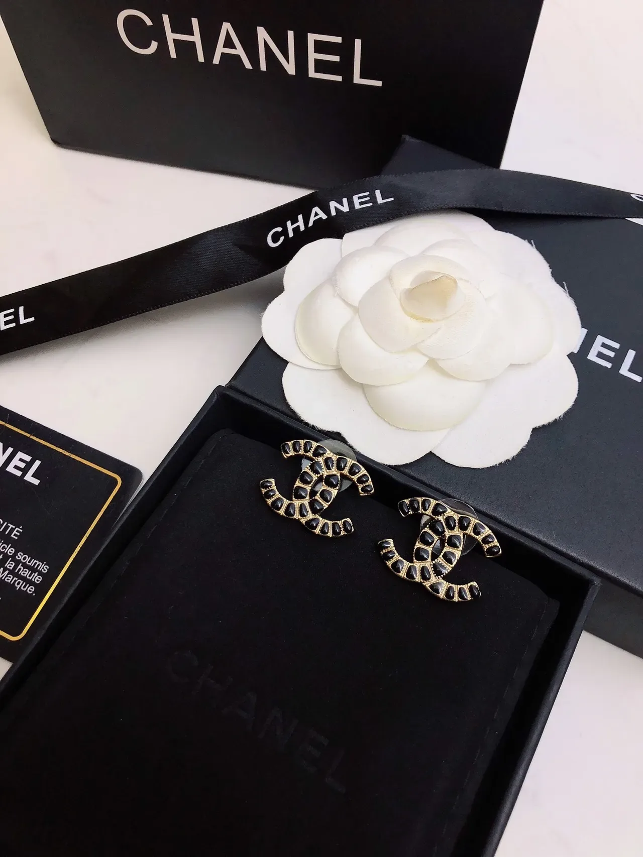 Chanel Boucles d'Oreilles Noir Doré Métal Pierres Pavé 2
