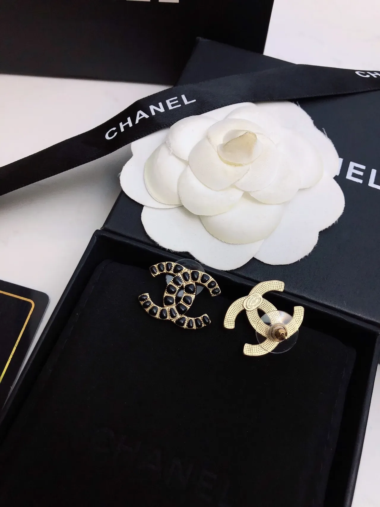 Chanel Boucles d'Oreilles Noir Doré Métal Pierres Pavé 4