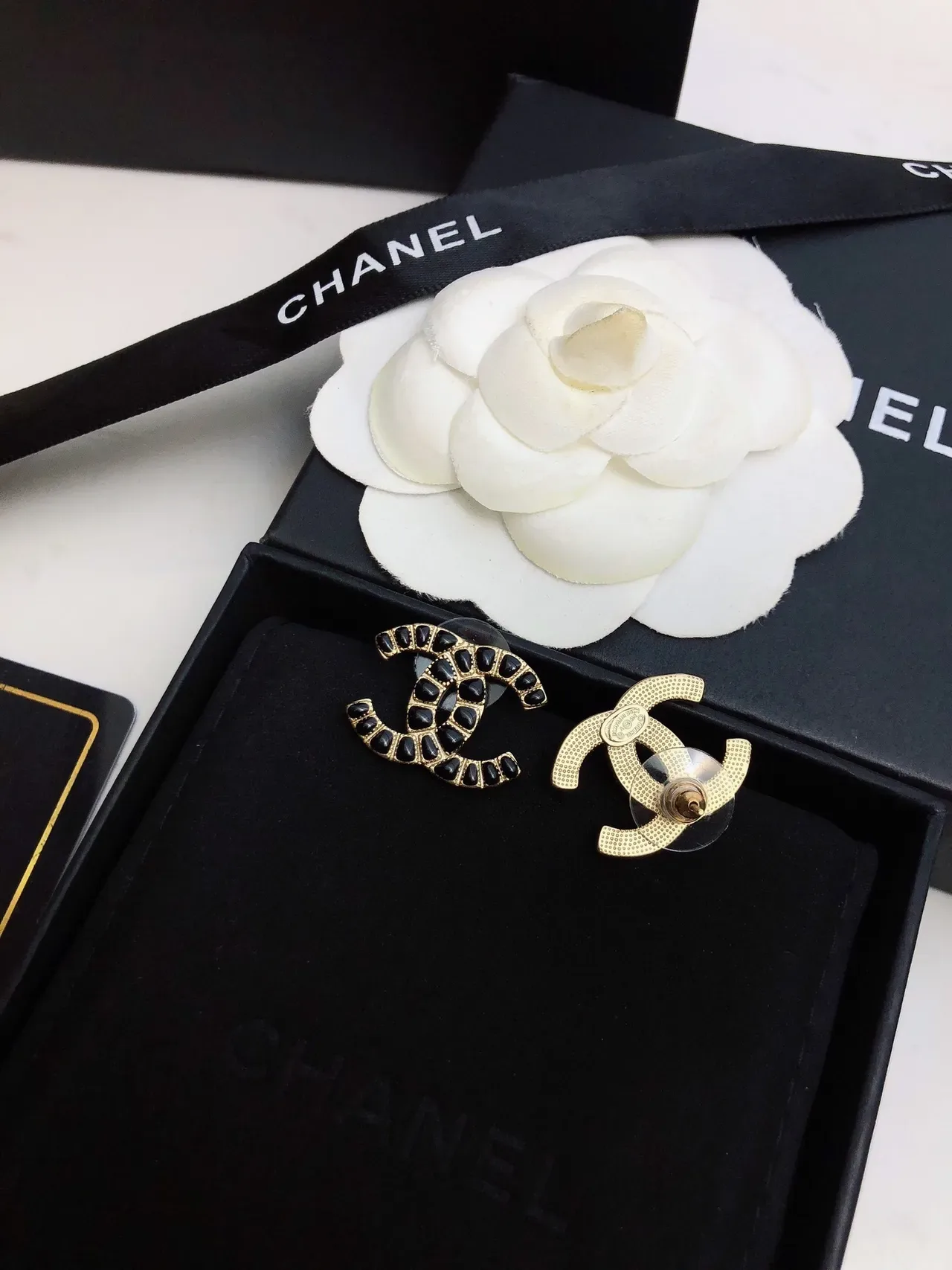 Chanel Boucles d'Oreilles Noir Doré Métal Pierres Pavé 6