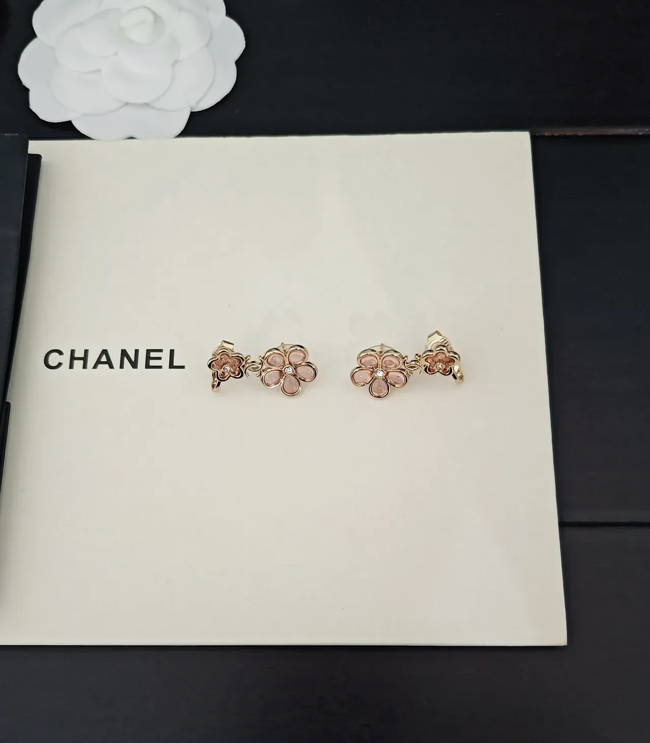 Chanel Camélia Flower Boucles d'Oreilles Or Rose Émail Translucide 4