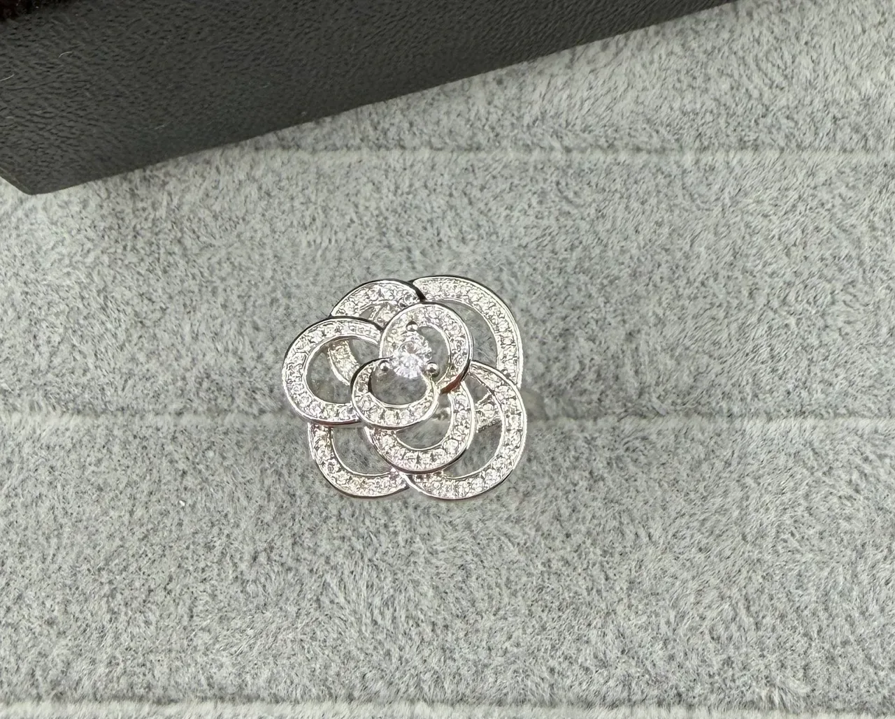 Chanel Camélia Pavé-Set Interlocking Camellia Ring 5