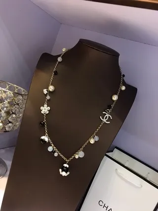 Chanel Camellia Charm Necklace Doré Perle et perles de résine collier 2
