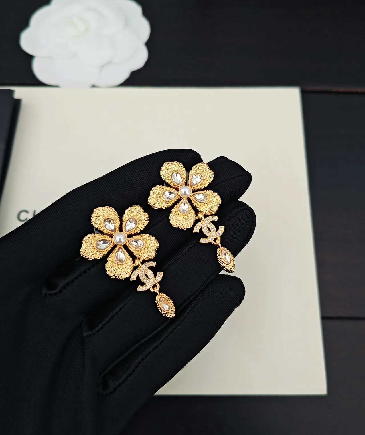 Chanel Camélia Cristal Floral et Boucles d'oreilles en Perle 2
