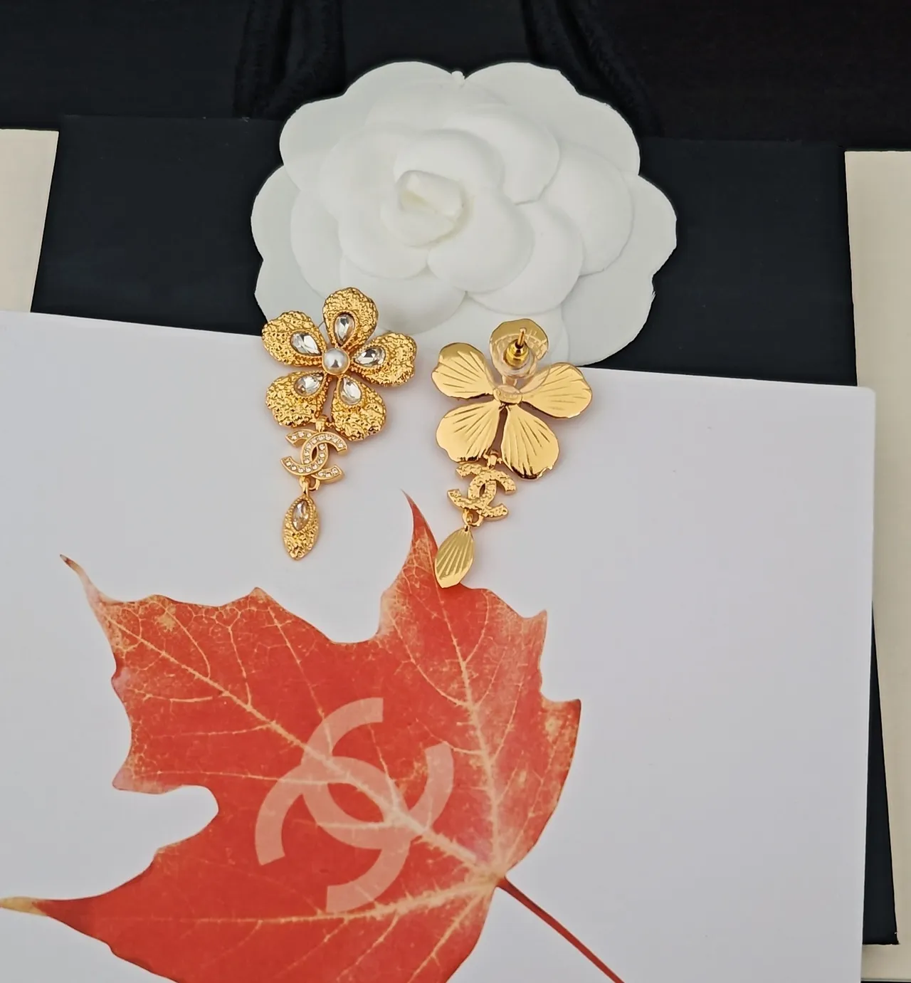 Chanel Camélia Cristal Floral et Boucles d'oreilles en Perle 3
