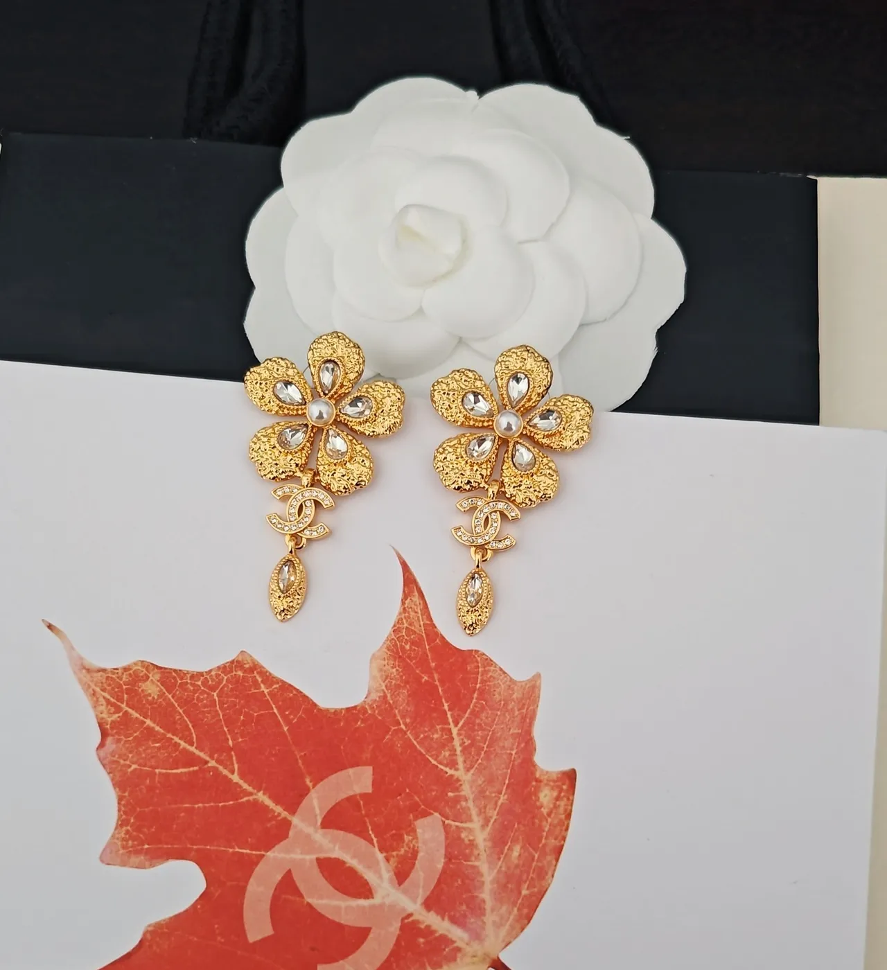 Chanel Camélia Cristal Floral et Boucles d'oreilles en Perle 4