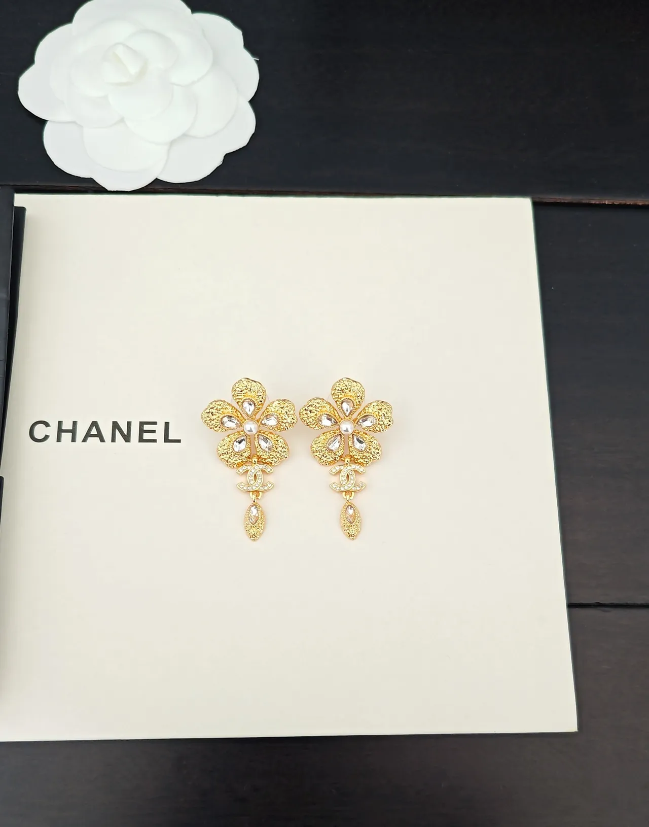 Chanel Camélia Cristal Floral et Boucles d'oreilles en Perle 5