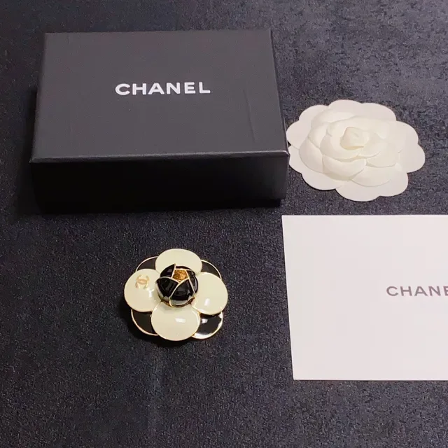 Chanel Camélia Broche Blanc Noir Émail Or Ton Métal 2
