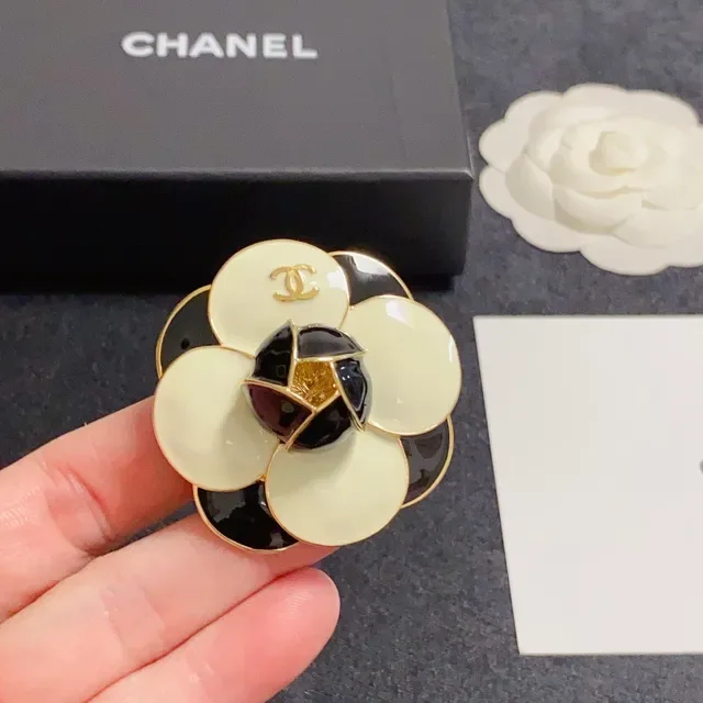 Chanel Camélia Broche Blanc Noir Émail Or Ton Métal 3