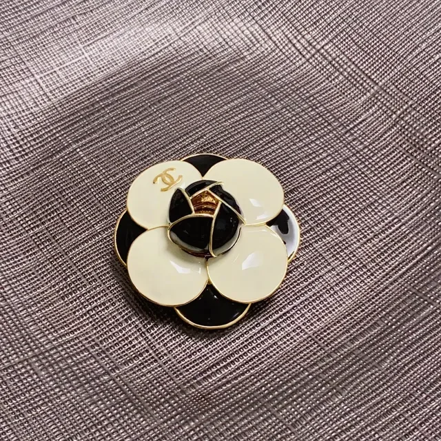 Chanel Camélia Broche Blanc Noir Émail Or Ton Métal 4