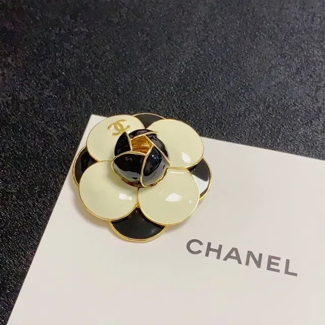 Chanel Camélia Broche Blanc Noir Émail Or Ton Métal 5