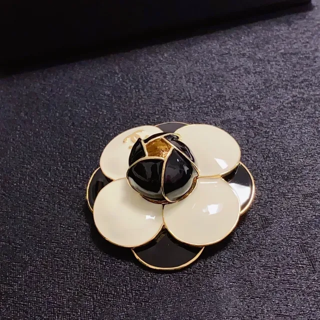 Chanel Camélia Broche Blanc Noir Émail Or Ton Métal 6