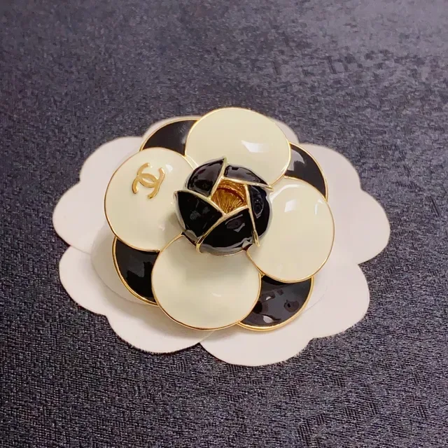 Chanel Camélia Broche Blanc Noir Émail Or Ton Métal 7