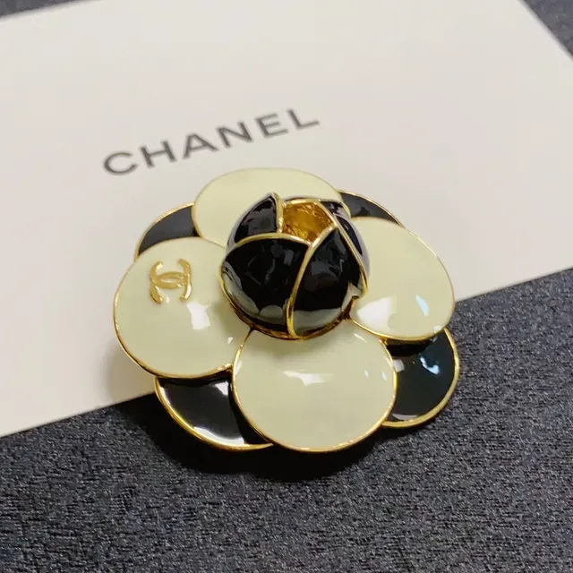 Chanel Camélia Broche Blanc Noir Émail Or Ton Métal 8