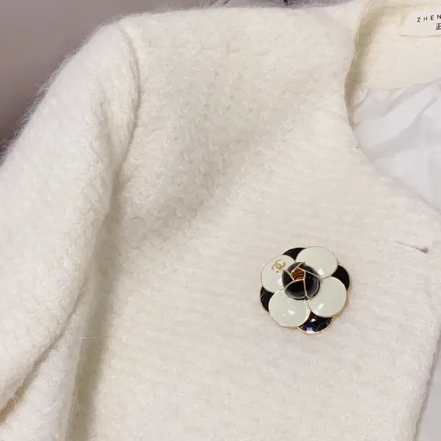 Chanel Camélia Broche Blanc Noir Émail Or Ton Métal 9