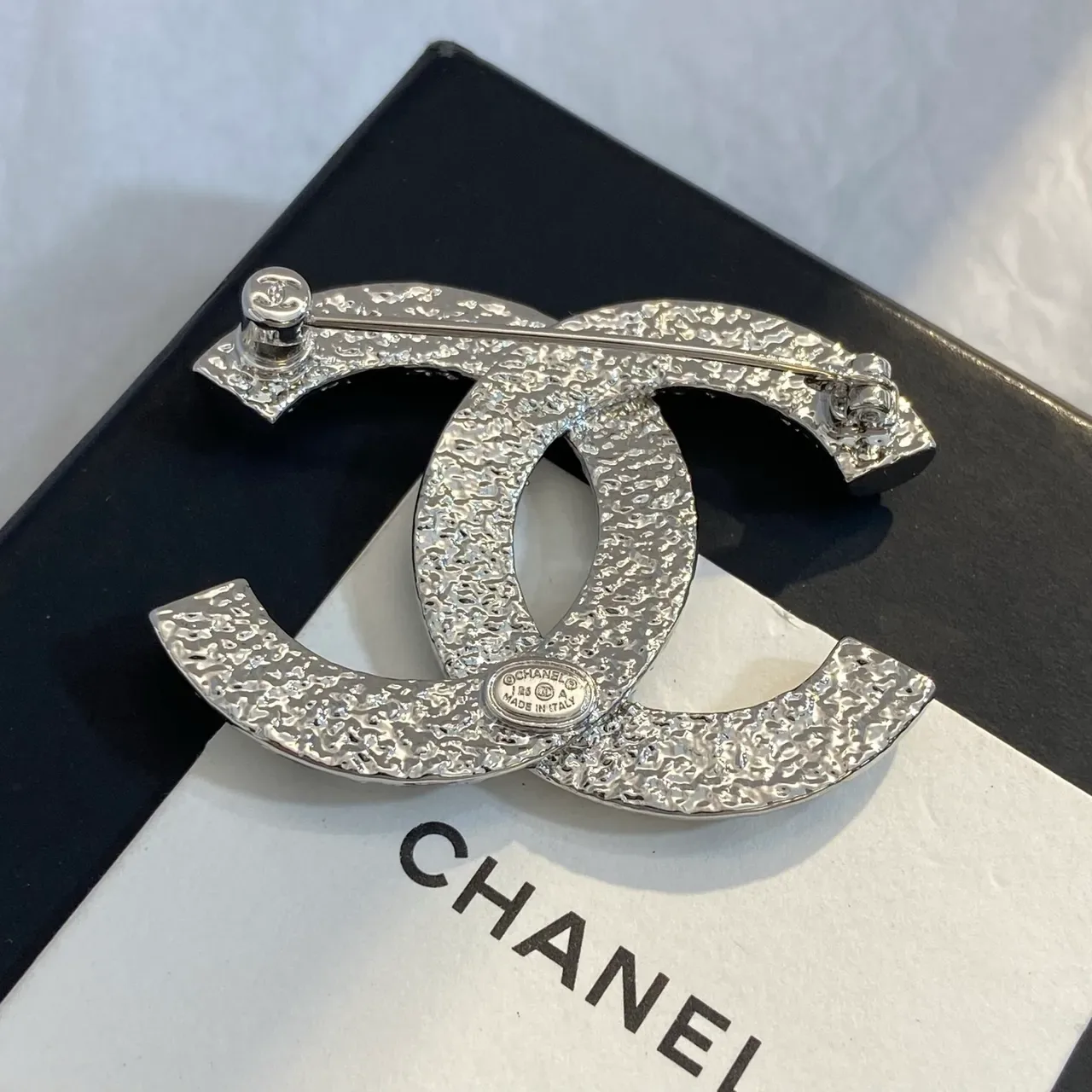 Chanel CC Broche Prata Preto Interlocking Logo Pavé Cristal Embellishment Broche 2