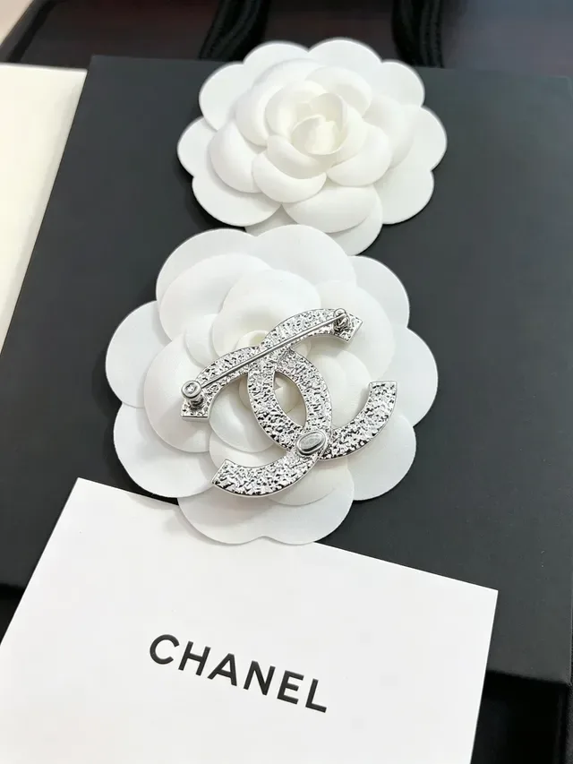 Chanel CC Broche Prata Preto Interlocking Logo Pavé Cristal Embellishment Broche 3